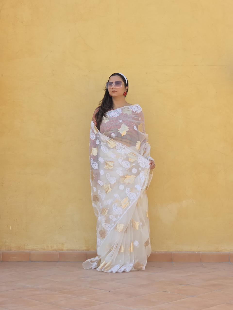 Sunehri Nazm – White Organza Chikankari Saree with Golden Foil Highlights