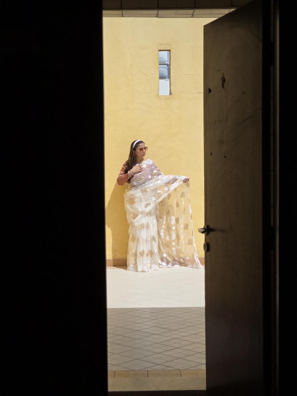 Sunehri Nazm – White Organza Chikankari Saree with Golden Foil Highlights