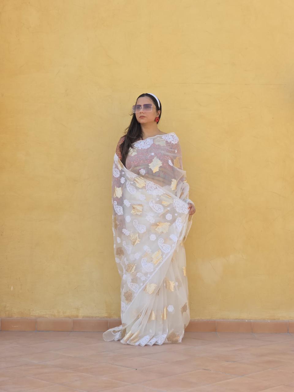 Sunehri Nazm – White Organza Chikankari Saree with Golden Foil Highlights