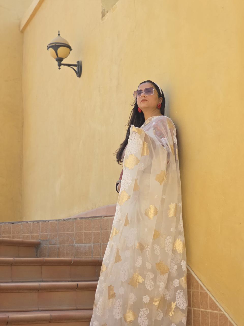 Sunehri Nazm – White Organza Chikankari Saree with Golden Foil Highlights